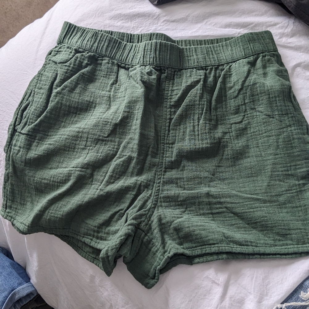 Pull-on Green Linen style shorts